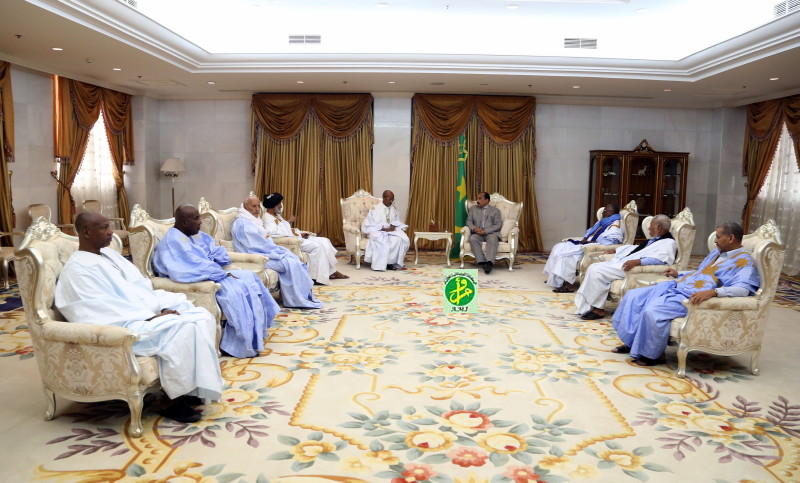 Le président de la République reçoit le président et les membres de l'association des anciens parlementaires Le président de la République reçoit le président et les membres de l'association des anciens parlementaires