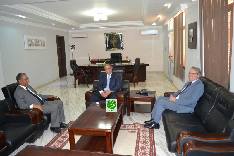 Le président du Sénat reçoit l’ambassadeur de France accrédité en Mauritanie Le président du Sénat reçoit l’ambassadeur de France accrédité en Mauritanie