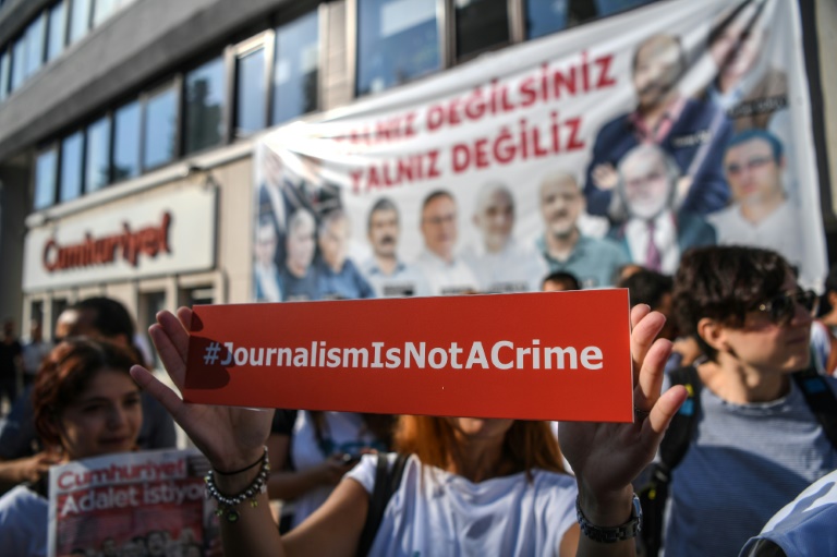Turquie: ébranlée, la famille Cumhuriyet refuse d'abdiquer