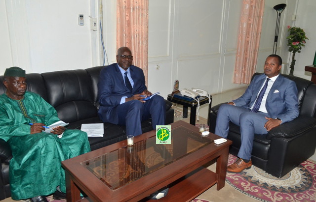 Le ministre de la jeunesse et des sports reçoit l'ambassadeur du Mali en Mauritanie
