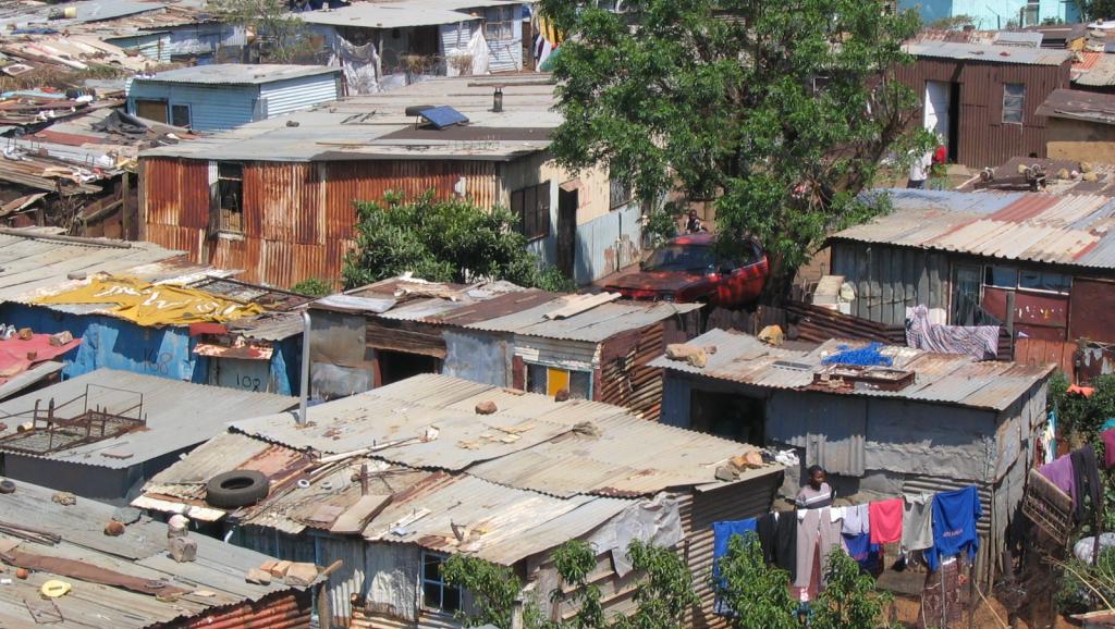 La réhabilitation des bidonvilles a permis l'accès des citoyens à la propriété foncière et aux services publics de base