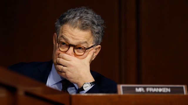 USA: un sénateur démocrate s'excuse après avoir embrassé une femme de force