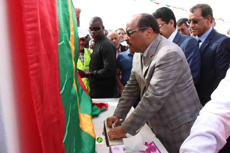 Le Président de la République pose la première pierre de la route Tamchekett –Zraviya