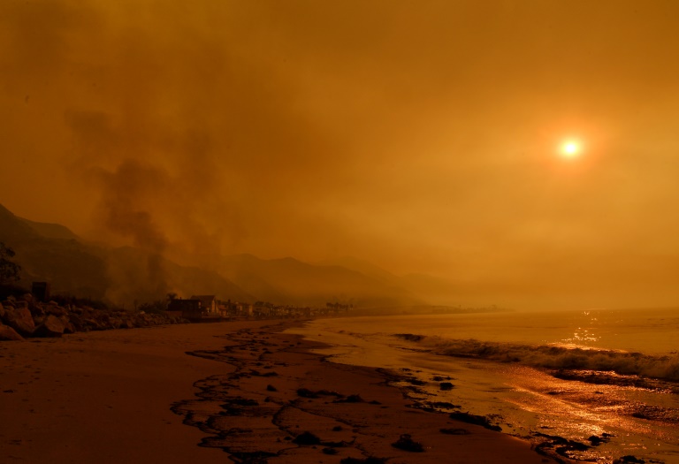 Les flammes atteignent Los Angeles et ses luxueux quartiers