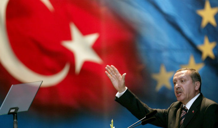 Erdogan tend un rameau d'olivier à l'Allemagne et l'UE