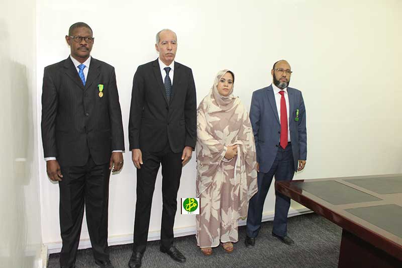 La Commissaire à la sécurité alimentaire décore deux fonctionnaires du CSA La Commissaire à la sécurité alimentaire décore deux fonctionnaires du CSA