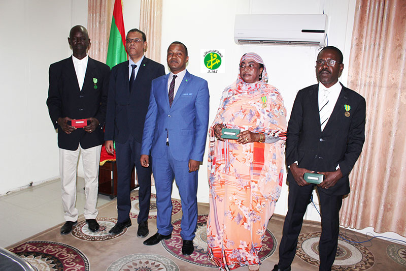 Le ministre de la jeunesse et des sports décore des fonctionnaires de son département Le ministre de la jeunesse et des sports décore des fonctionnaires de son département