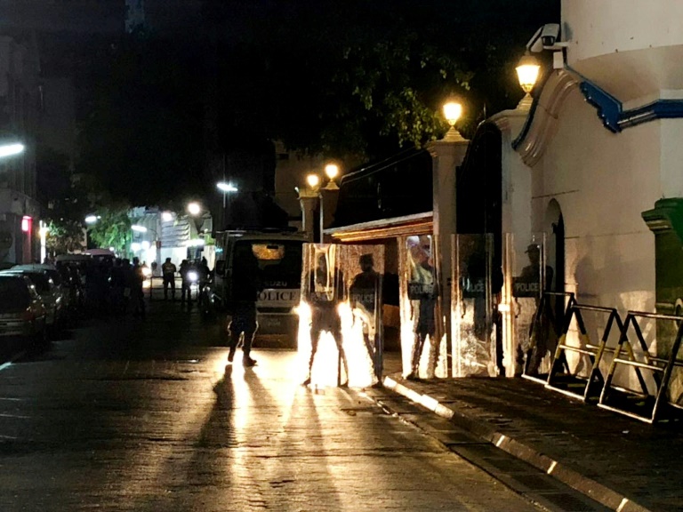 Les Maldives s'enfoncent dans le chaos politique