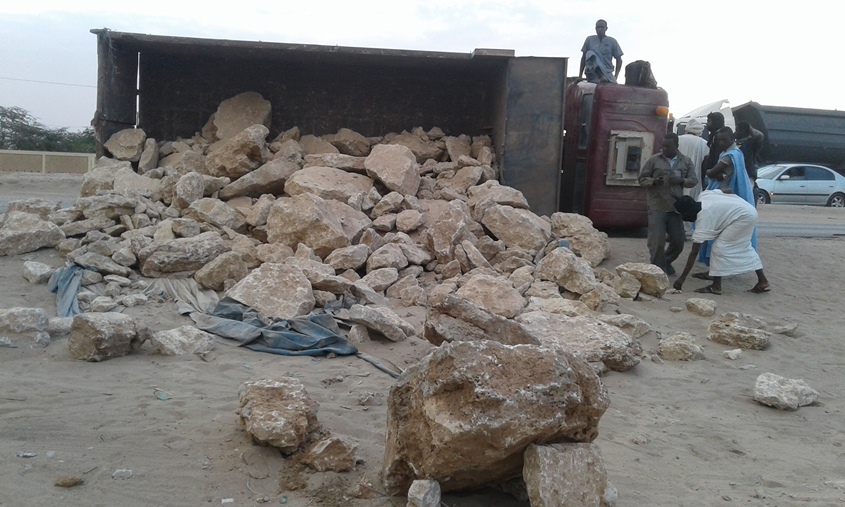 Circulation urbaine à Nouakchott : Une benne transportant des rochers se renverse, un drame évité de justesse près du cimetière du PK7