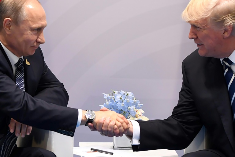Trump défend bec et ongles son échange controversé avec Poutine