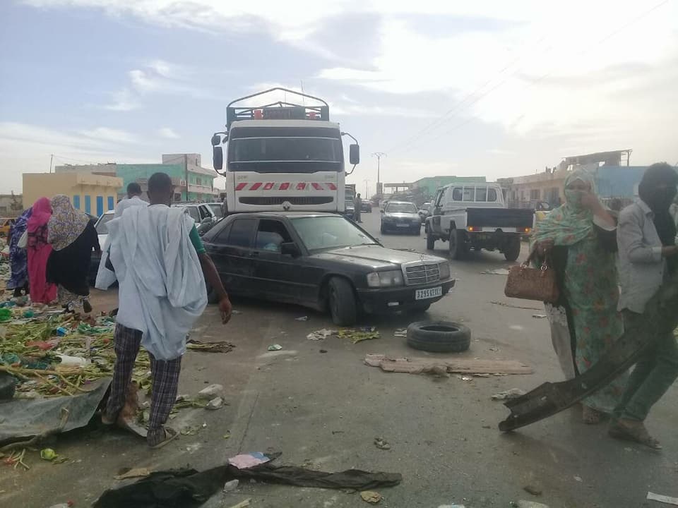 Bouhdida: les habitants bloquent la route avec des tas d’ordures