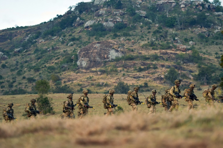 Au Kenya, les soldats britanniques s'exercent à la guerre