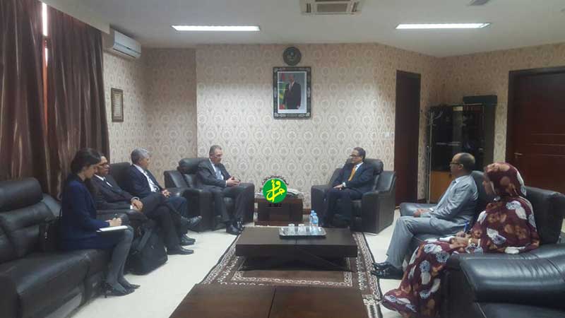 Le ministre des affaires étrangères se réunit avec une délégation brésilienne