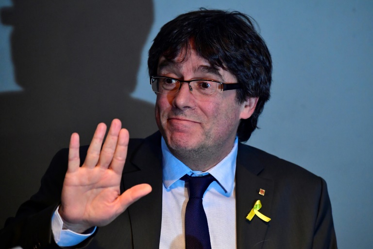 Présidence catalane: Puigdemont renonce et désigne un successeur