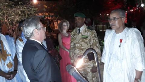 La France décore deux officiers mauritaniens.