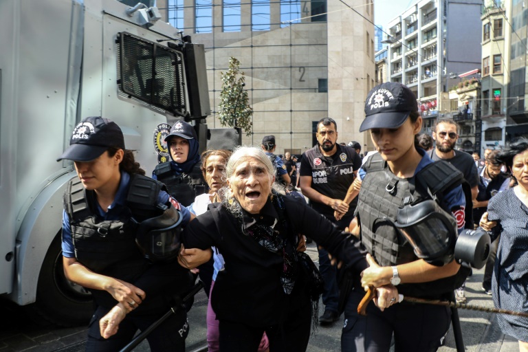 Turquie : une manifestation de mères de disparus réprimée par la police Turquie : une manifestation de mères de disparus réprimée par la police