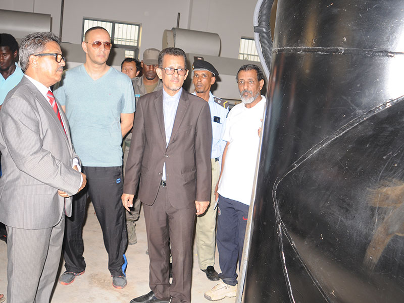 Le ministre de l'hydraulique et de l'assainissement visite le réseau principal d'assainissement à Nouakchott