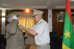 Le Chef d’Etat-major Général des armées décore un officier espagnol