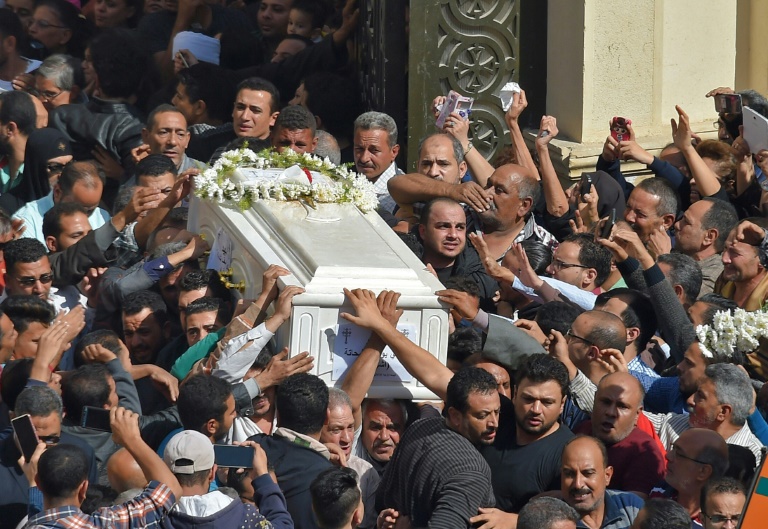 Egypte: à Minya, le choc fait place à la colère après un attentat antichrétien