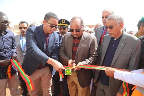 Le Président de la République supervise à Timbedra le lancement des composantes 2, 3 et 4 du Projet de développement de l’énergie électrique dans la zone Est Le Président de la République supervise à Timbedra le lancement des composantes 2, 3 et 4 du Projet de développement de l’énergie électrique dans la zone Est