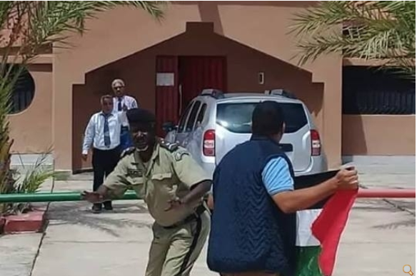 La réaction mauritanienne à la provocation d'un activiste pro-polisario devant le consulat du Maroc Noadhibou La réaction mauritanienne à la provocation d'un activiste pro-polisario devant le consulat du Maroc Noadhibou