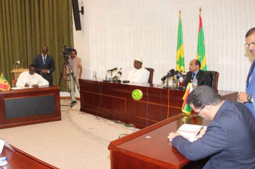 Le Président de la République et son homologue sénégalais supervisent la cérémonie de signature de la décision finale sur l'annonce de valorisation du champ gazier Grand -Tortue Hmeyim