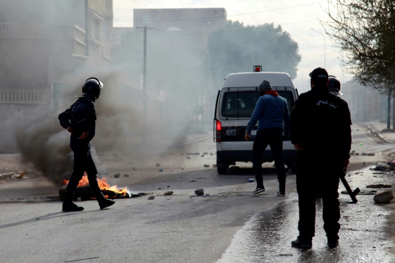 Nouveaux heurts nocturnes dans trois villes de Tunisie