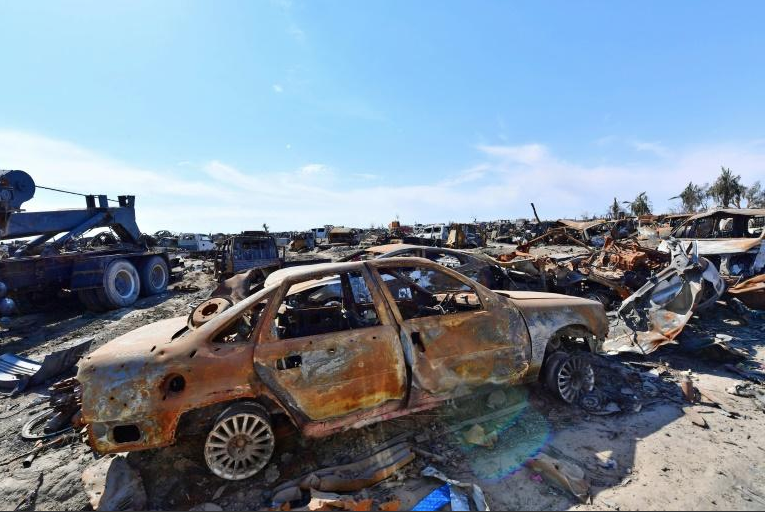 Après la fin du "califat", des jihadistes sortent des tunnels et se rendent Après la fin du "califat", des jihadistes sortent des tunnels et se rendent