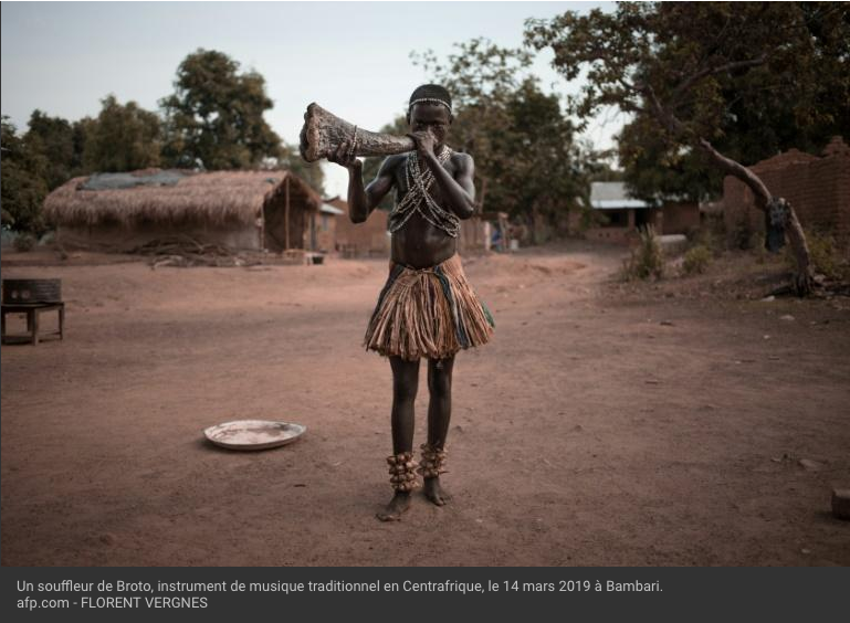 Centrafrique: les trompes des Broto, une tradition musicale menacée