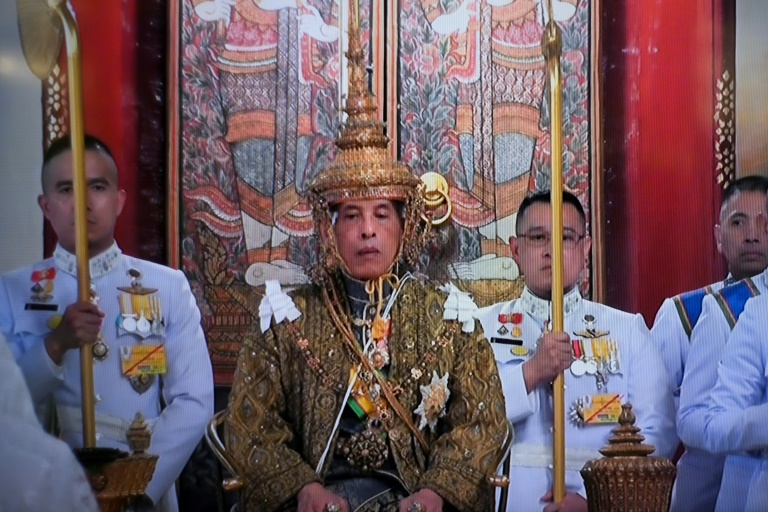 Maha Vajiralongkorn couronné roi de Thaïlande, un symbole de stabilité