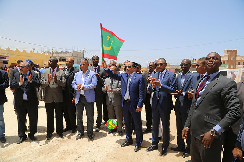 Le Président de la République donne le coup d'envoi pour la réalisation des travaux de réhabilitation de 14 kilomètres de routes bitumées dans les moughataas de Sebkha et d'El Mina Le Président de la République donne le coup d'envoi pour la réalisation des travaux de réhabilitation de 14 kilomètres de routes bitumées dans les moughataas de Sebkha et d'El Mina