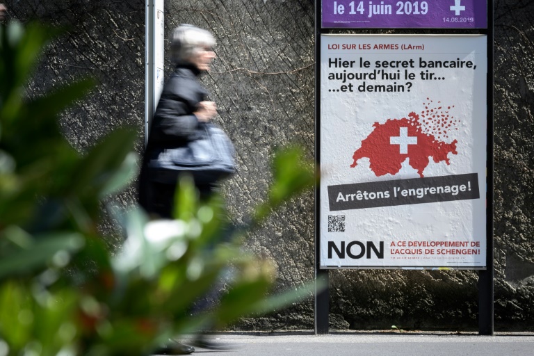 Armes : les Suisses approuvent un durcissement de leur législation