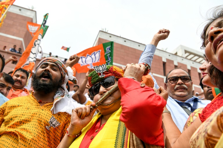 Législatives en Inde: les nationalistes hindous de Modi mènent largement la course