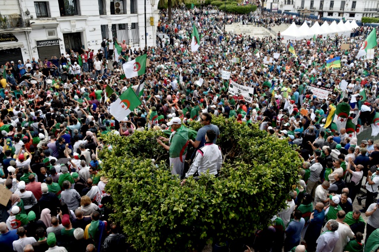 Alger bouclé et arrestations pour le 14e vendredi de manifestations massives