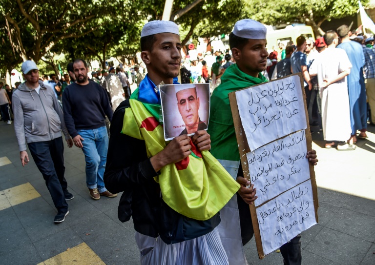 Algérie: nouvelle forte mobilisation, hommage à un militant mort en prison