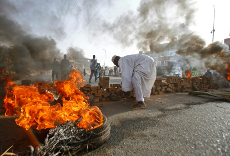 Soudan: les militaires au pouvoir dispersent par la force les manifestants Soudan: les militaires au pouvoir dispersent par la force les manifestants