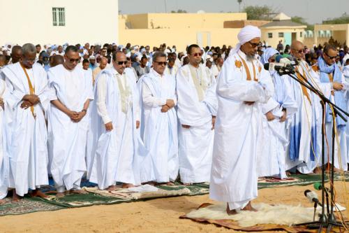 Le Président de la République accomplit la prière de la fête d'El Fitr dans l'ancienne mosquée de Nouakchott