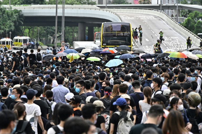 Les manifestants paralysent Hong Kong, report de l'examen d'un texte controversé