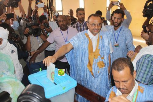 Le candidat Sidi Mohamed Ould Boubacar Ould Boussalef vote au bureau N° 4 à l'école l'Imam Chafii dans la moughataa de Tevragh Zeina