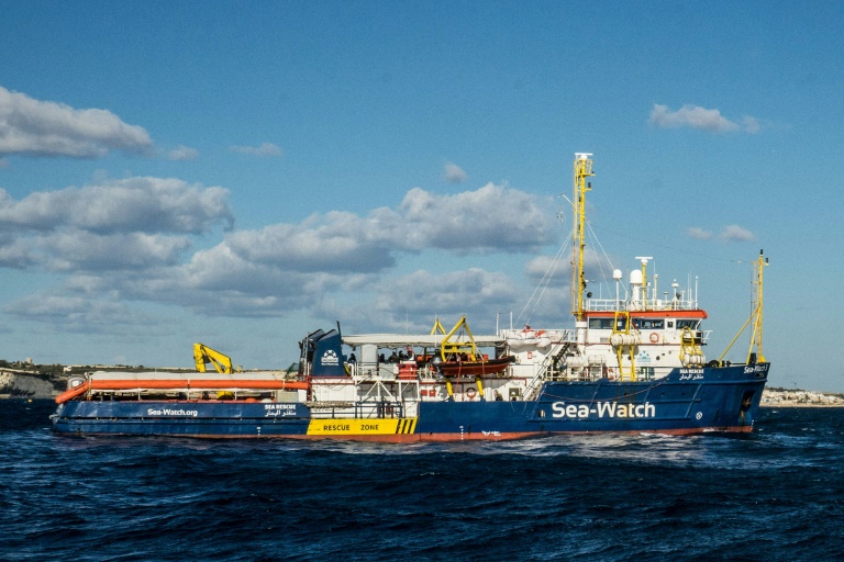 Migrants: la jeune capitaine du Sea-Watch défie Salvini et force le blocus italien