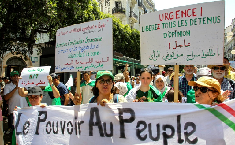 Les Algériens de nouveau dans la rue, la tête en partie au Caire
