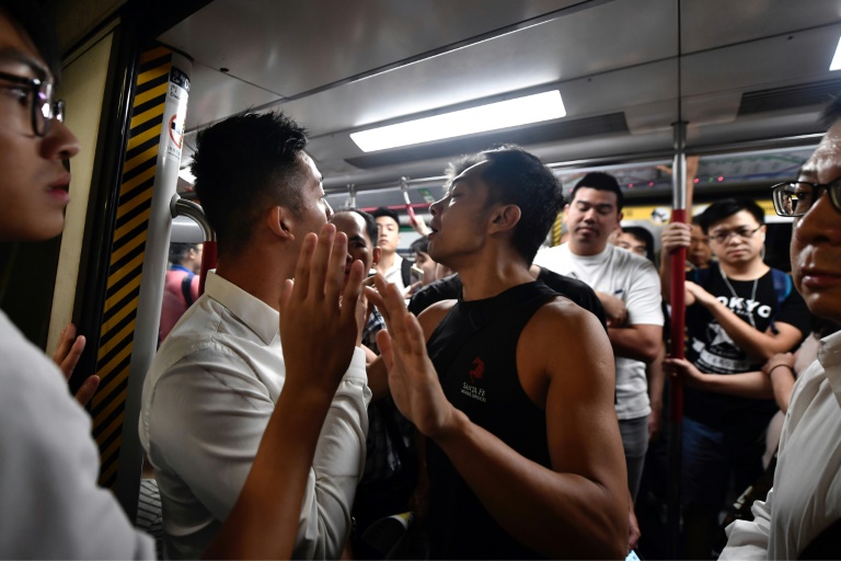 Manifestations, grève et blocage du métro plongent Hong Kong dans le chaos
