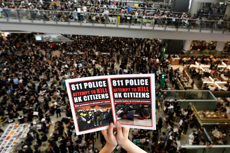 Tous les vols annulés à Hong Kong, Pékin muscle son discours contre les manifestants