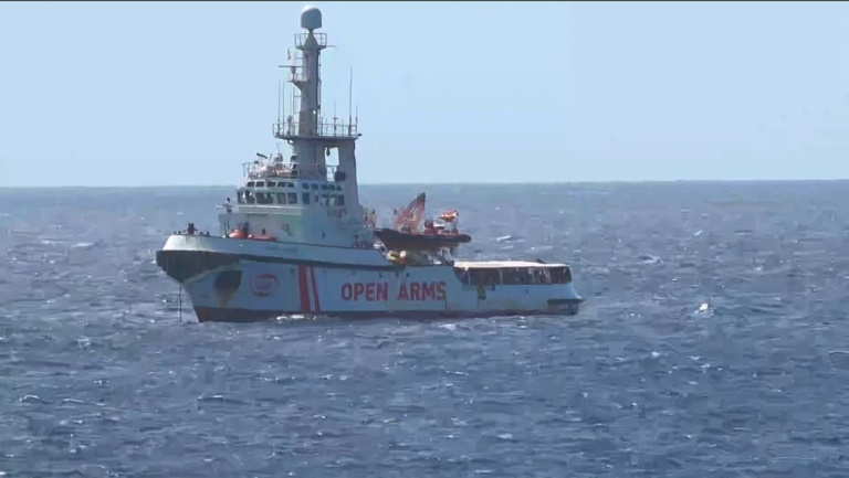 Situation "explosive" à bord du navire Open Arms bloqué au large de Lampedusa