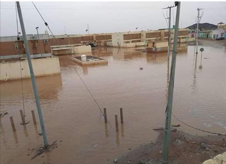 Des quartiers d'Akjoujt assiégés par les eaux de pluie