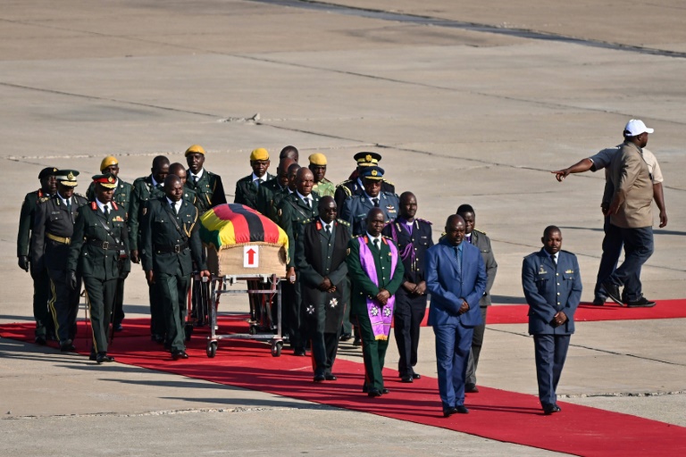 La dépouille de Mugabe rapatriée au Zimbabwe pour ses funérailles nationales
