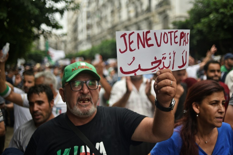 Les Algériens dans la rue pour dire non à la présidentielle