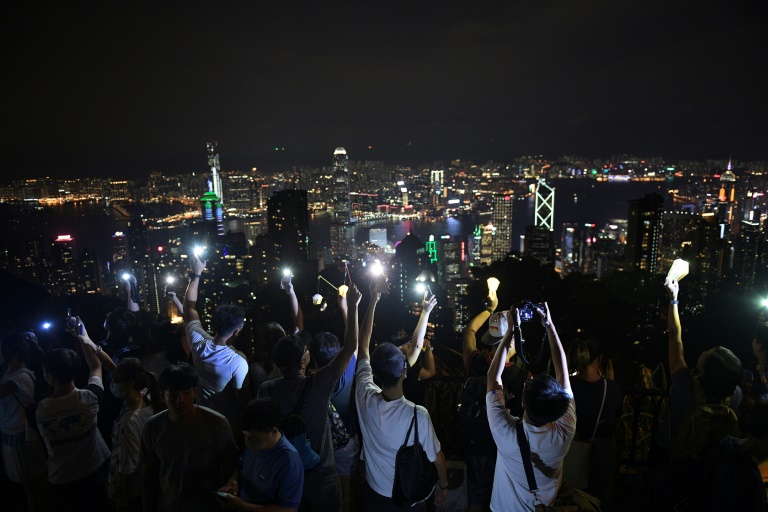 Deux collines de Hong Kong illuminées par des milliers de manifestants pro-démocratie Deux collines de Hong Kong illuminées par des milliers de manifestants pro-démocratie
