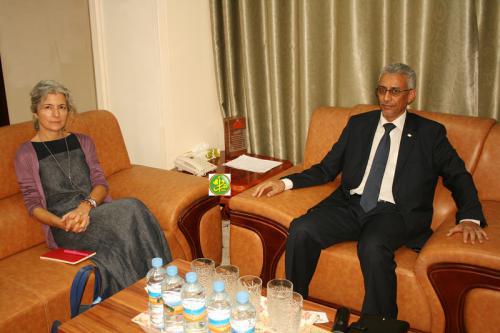 Le commissaire à la sécurité alimentaire s'entretient avec la représentante du Haut Commissariat des Nations Unies pour les Réfugiés Le commissaire à la sécurité alimentaire s'entretient avec la représentante du Haut Commissariat des Nations Unies pour les Réfugiés