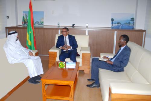 Le ministre du pétrole, de l'énergie et des mines reçoit l'ambassadeur des Emirats Arabes Unis Le ministre du pétrole, de l'énergie et des mines reçoit l'ambassadeur des Emirats Arabes Unis